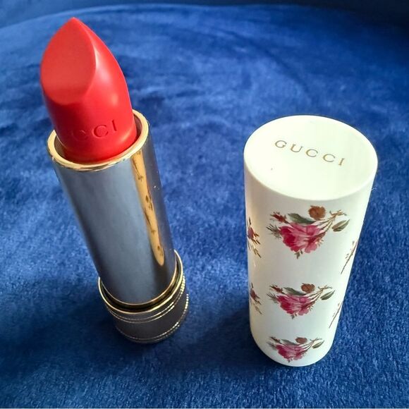 GUCCI ROUGE À LÈVRES VOILE – GOLDIE RED 25 | VINTAGE FLORAL - Picture 11 of 17